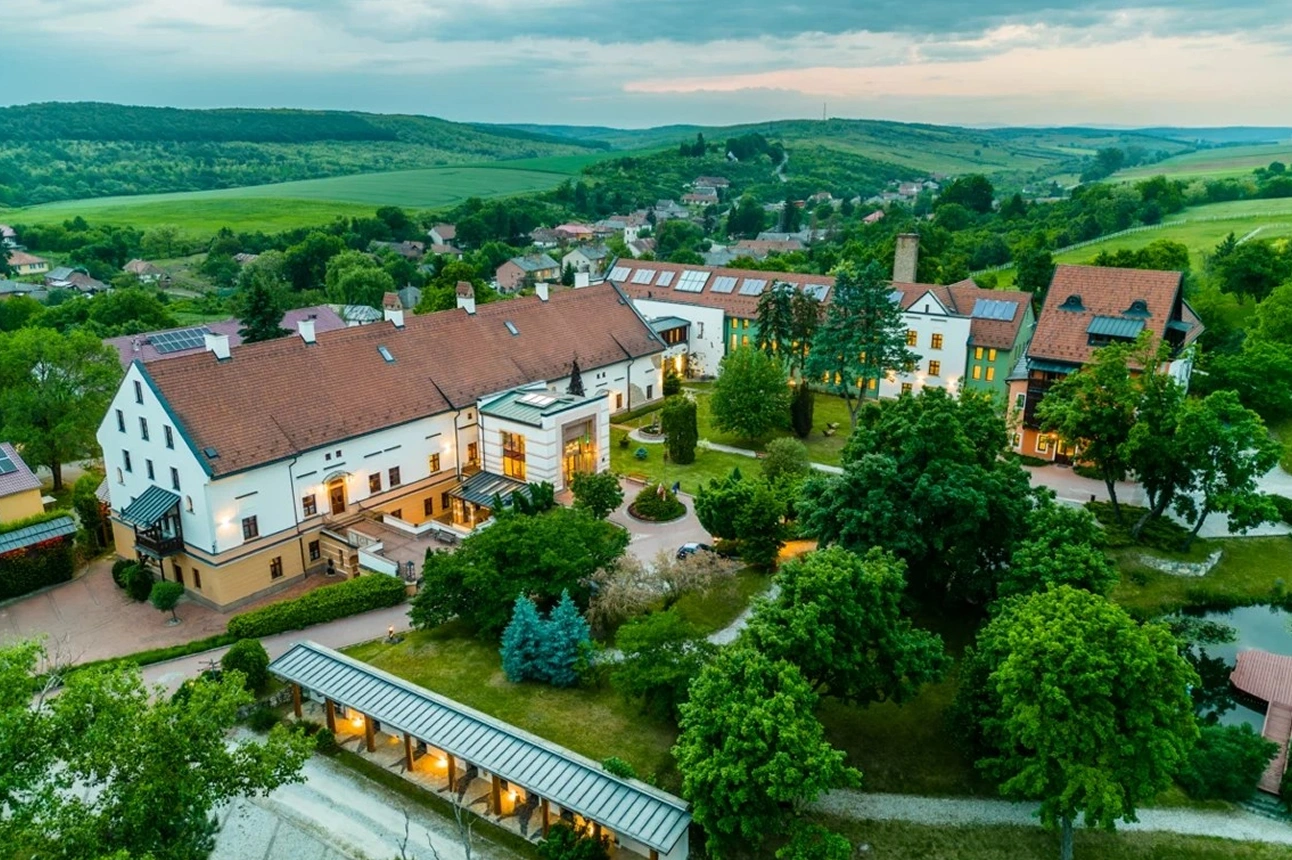 Hotel Vécsecity****